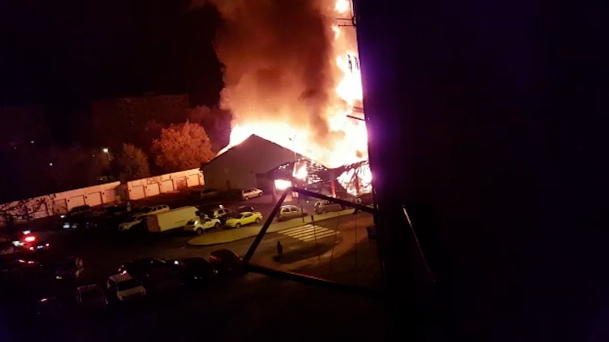 V Chodově na Sokolovsku hořel supermarket